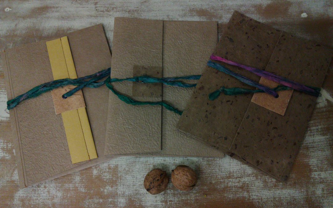 冬の封筒と胡桃染めの麻糸、和紙