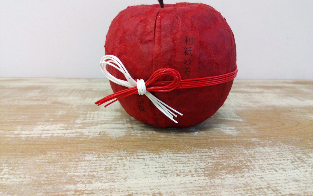 69 りんごの張り子の中「和紙の美」柳宗悦